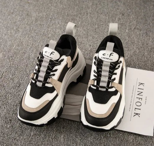 Running casual shoe in black or white, sizes 35 to 40, everyday trainer for walking and light jogging