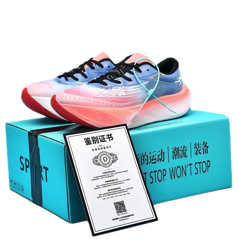 Low-top racing sneaker in glacier colour with carbon plate, natural rubber sole, and lace-up front.