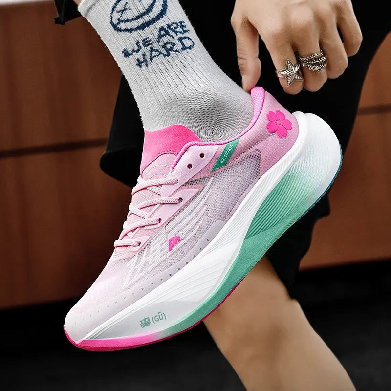 Low-top racing sneaker in glacier colour with carbon plate, natural rubber sole, and lace-up front.