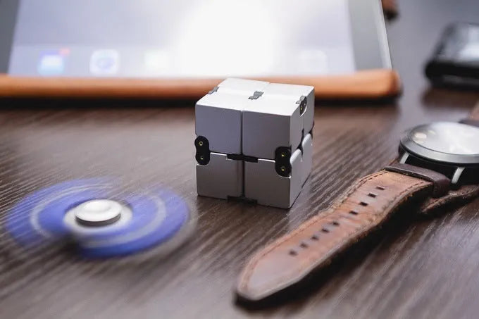 Zinc alloy infinity cube fidget toy showing rotating black cubes in 4cm metal construction
