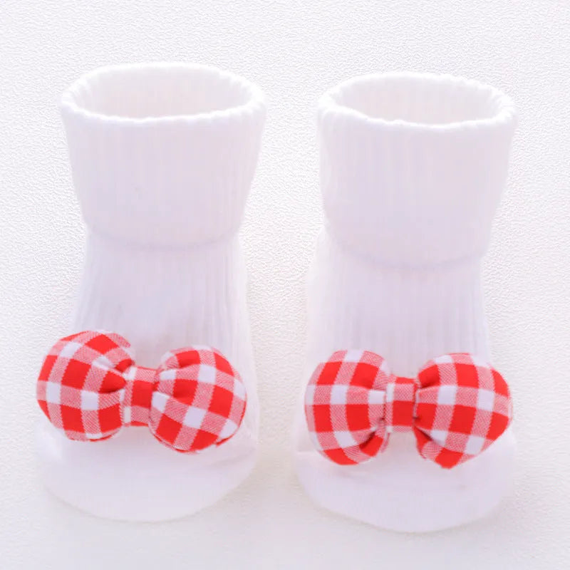 Baby socks in cotton with breathable sweat-absorbing features, available in multiple colours and XS S M sizes for infants
