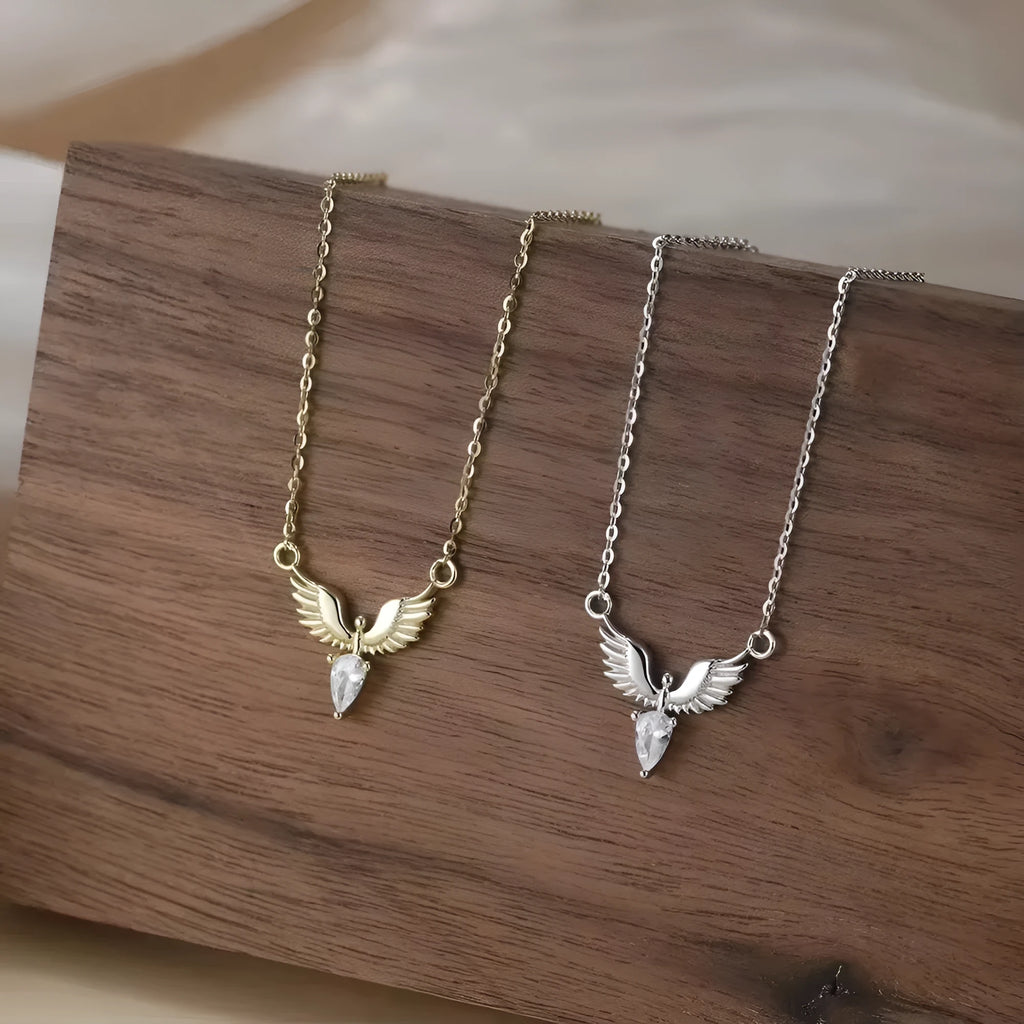 Close-up of a 925 silver eagle pendant necklace on an adjustable O-ring chain, showing white gold and yellow gold colour options.