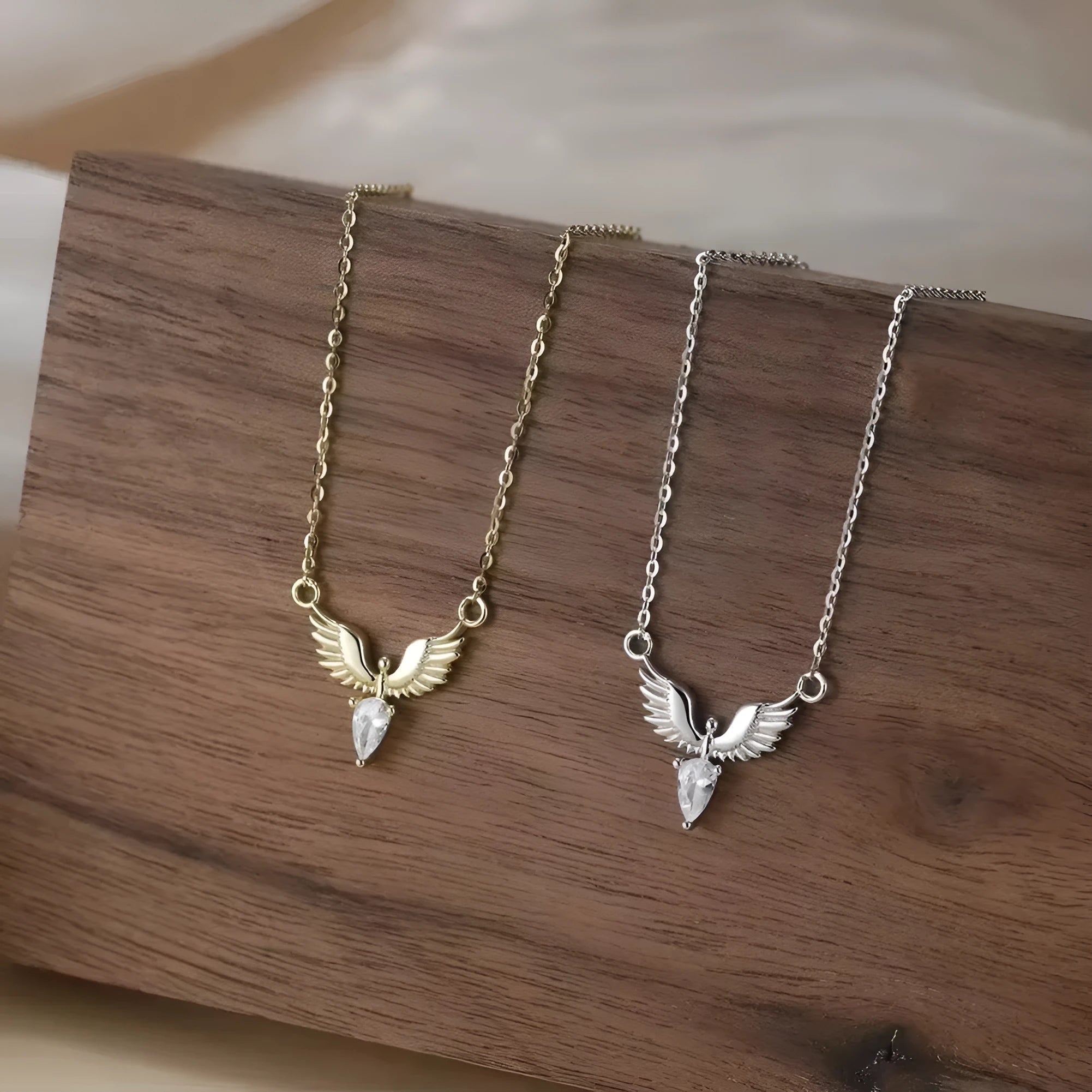 Close-up of a 925 silver eagle pendant necklace on an adjustable O-ring chain, showing white gold and yellow gold colour options.