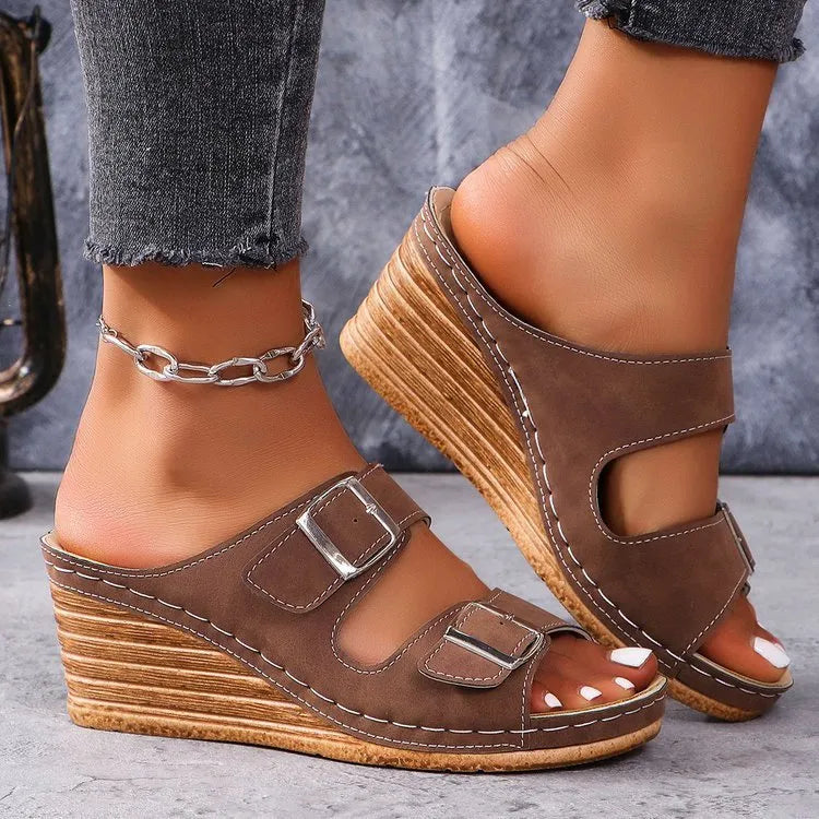 Women's wedge beach slippers with buckle detail in creamy-white colour with rubber sole