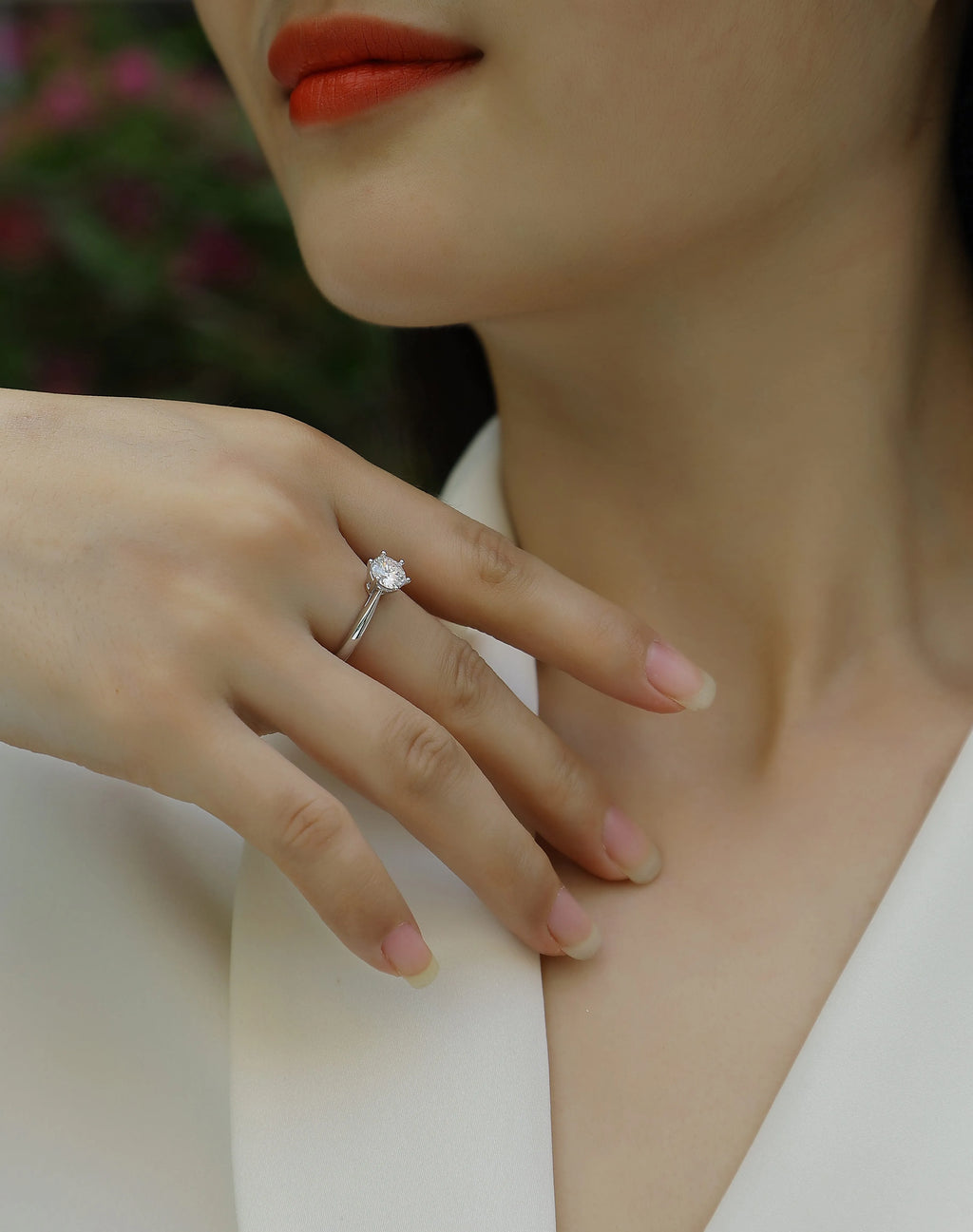 Wedding ring set with 1 carat moissanite in platinum-plated S925 silver, shown with gift box and GRA certificate