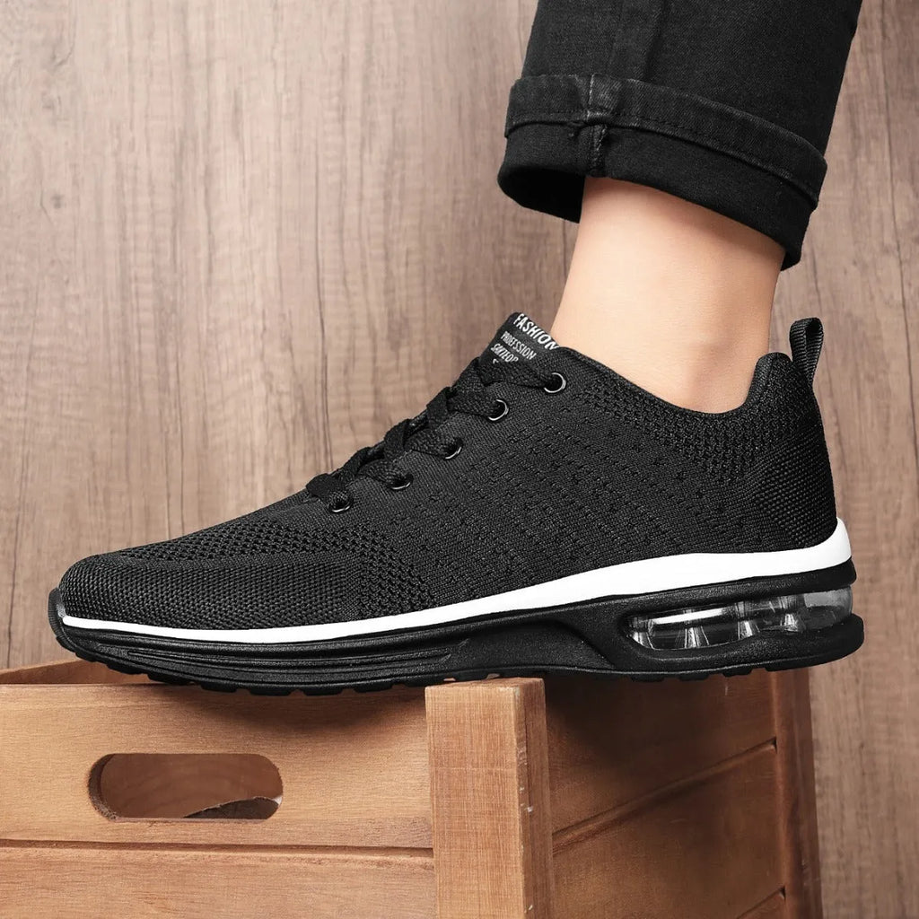 Casual Flyknit running shoes with mesh upper and round-toe design