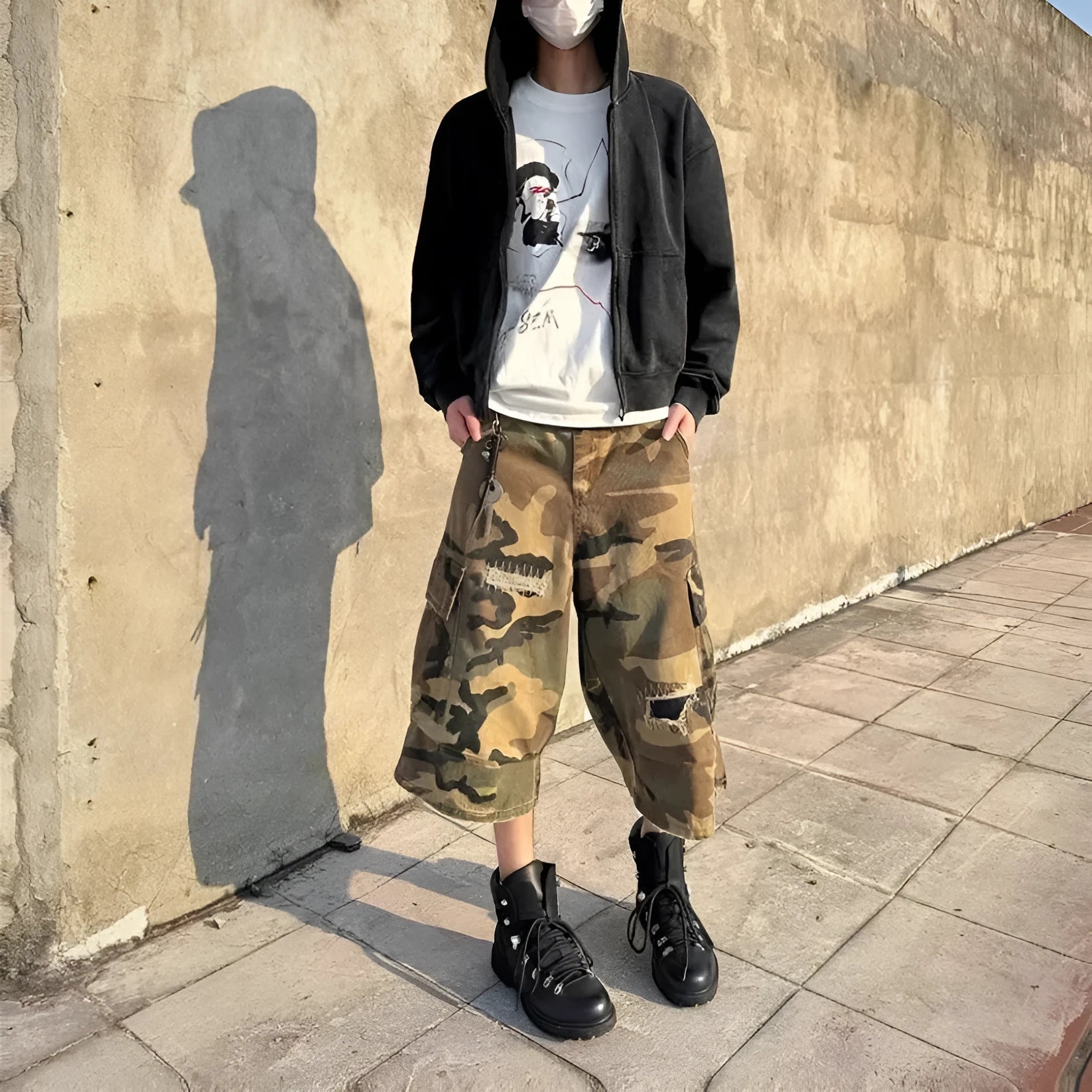 Men's loose straight camouflage cropped jeans with retro patch and ripped detailing in cotton fabric