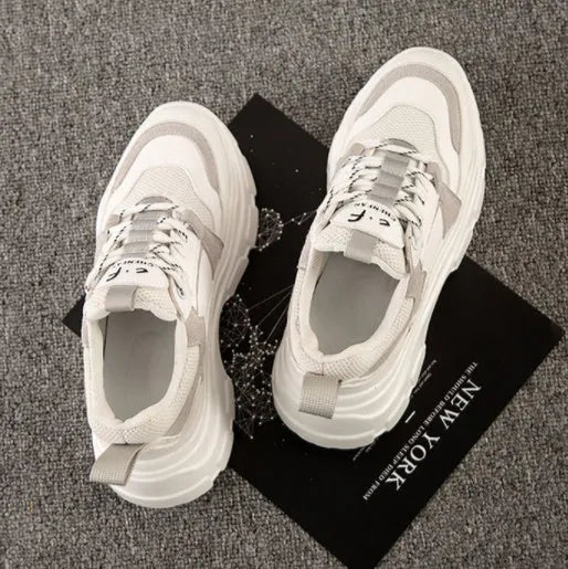 Running casual shoe in black or white, sizes 35 to 40, everyday trainer for walking and light jogging