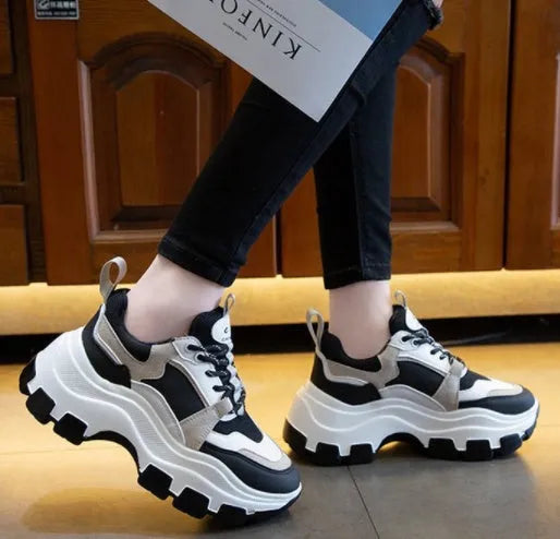 Running casual shoe in black or white, sizes 35 to 40, everyday trainer for walking and light jogging