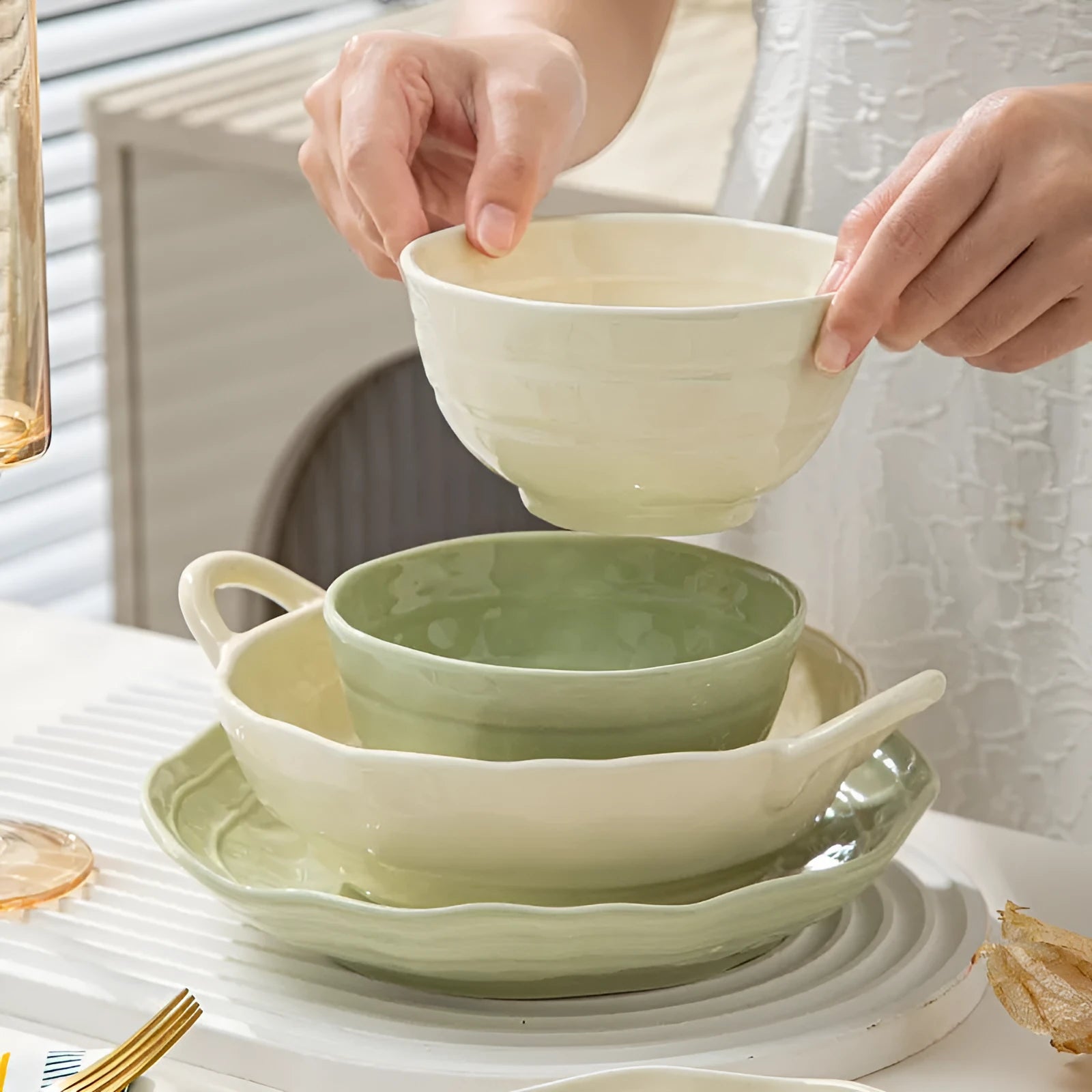Seven-piece solid colour ceramic tableware set in a gift box, modern simplicity style.