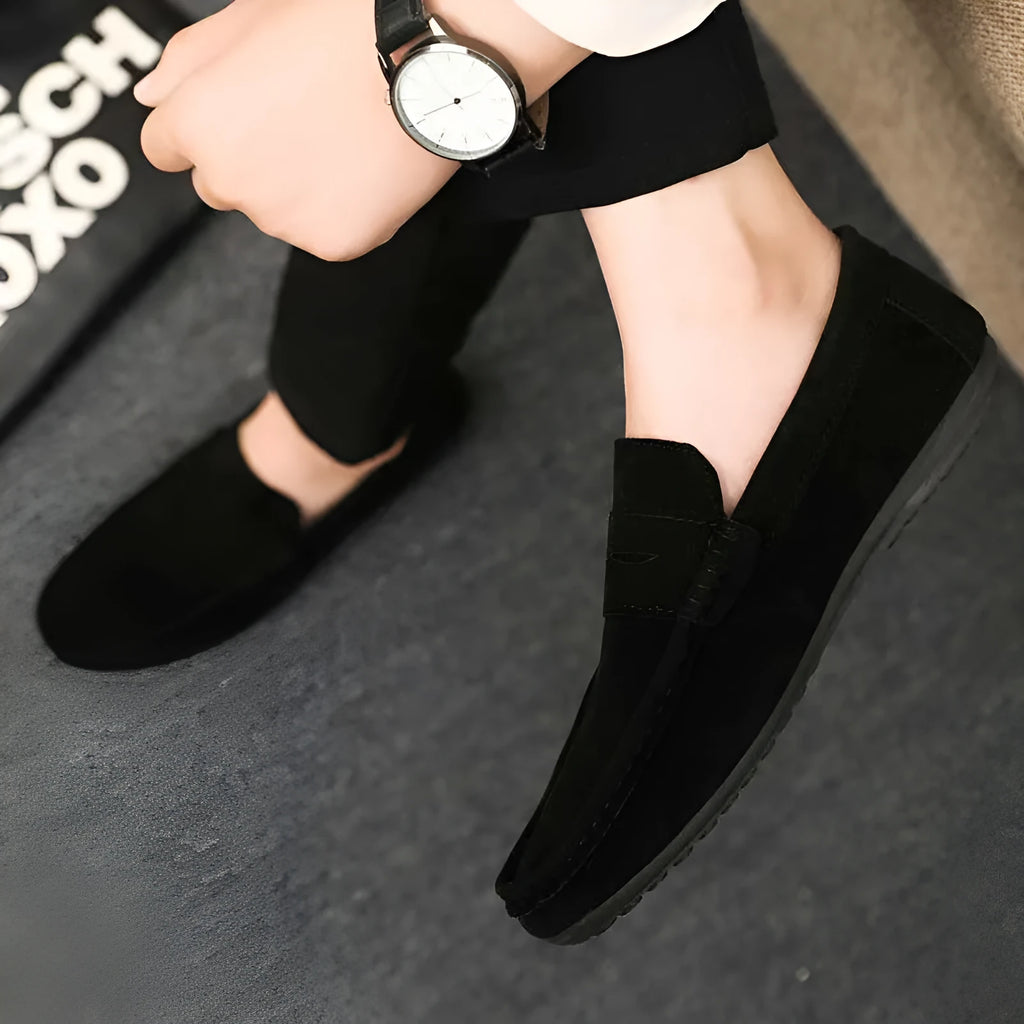 Men's black Gommino Korean fashion slip-on loafers with round toe and grape particle sole detail