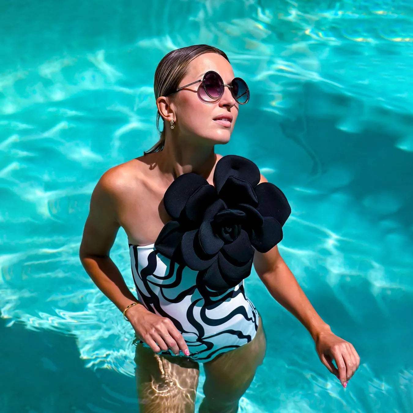 One-piece swimsuit with three-dimensional floral patterns in European and American fit
