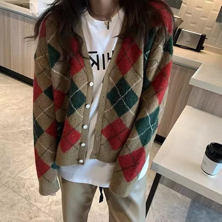 Knitted acrylic cardigan in light khaki colour with regular sleeves for casual wear