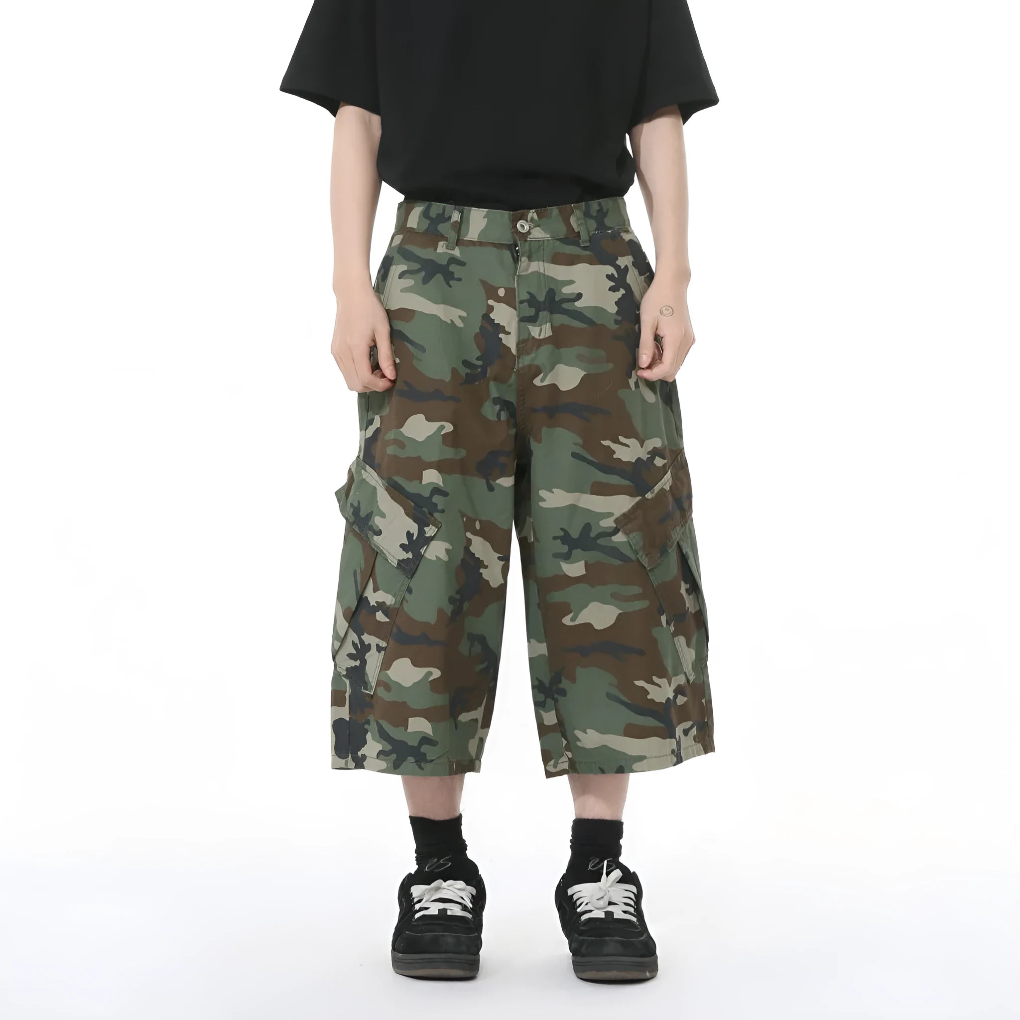 Men's camouflage cotton wide-leg jeans with large side pockets and cropped length