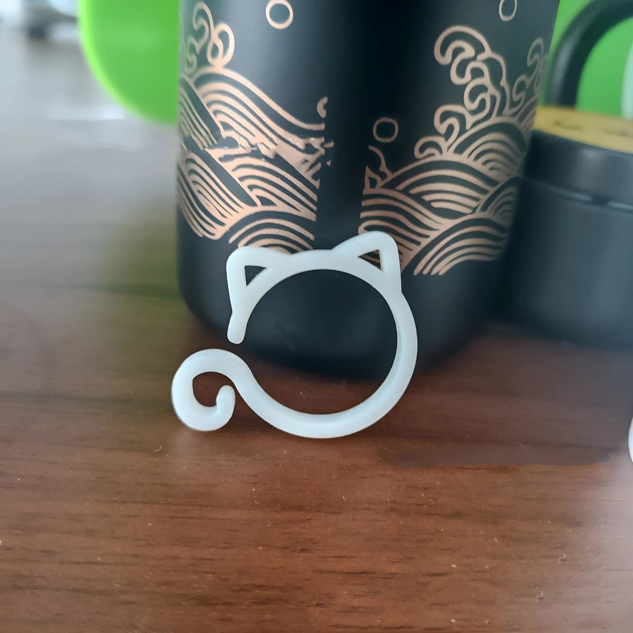 Cat-shaped plastic plant clip in green red white or yellow measuring 3x4x0.5cm for gardening