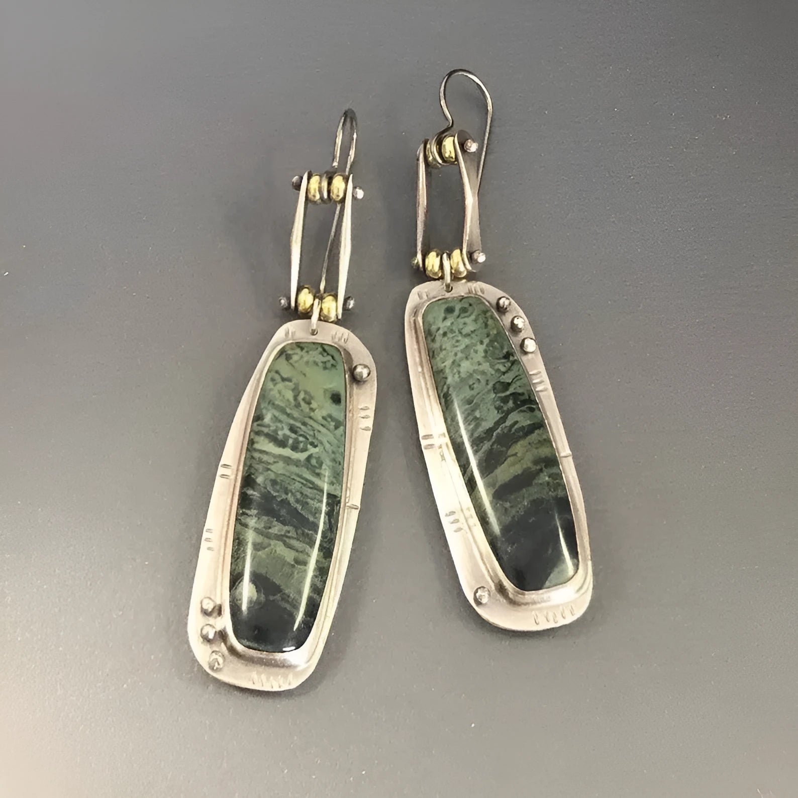 Geometric alloy earrings with two-colour marble pattern design