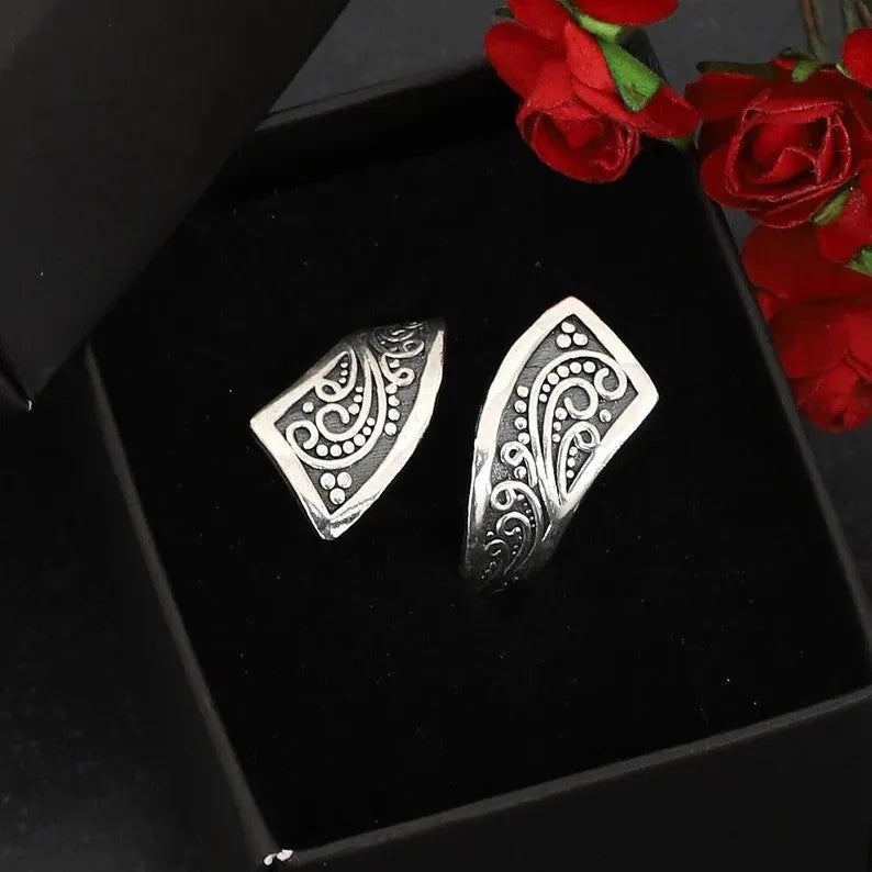 Silver colour adjustable opening retro women's ring with minimalist design on finger
