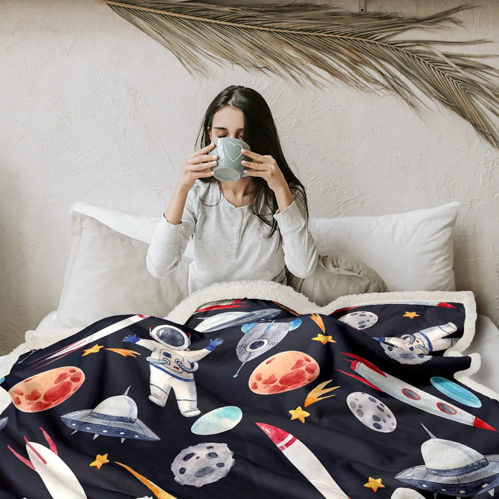 Black astronaut themed lamb wool blanket with soft sherpa fleece and hemmed edges, available in 130x150cm or 150x200cm.