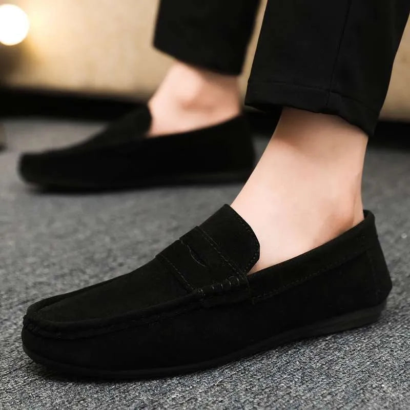 Men's black Gommino Korean fashion slip-on loafers with round toe and grape particle sole detail