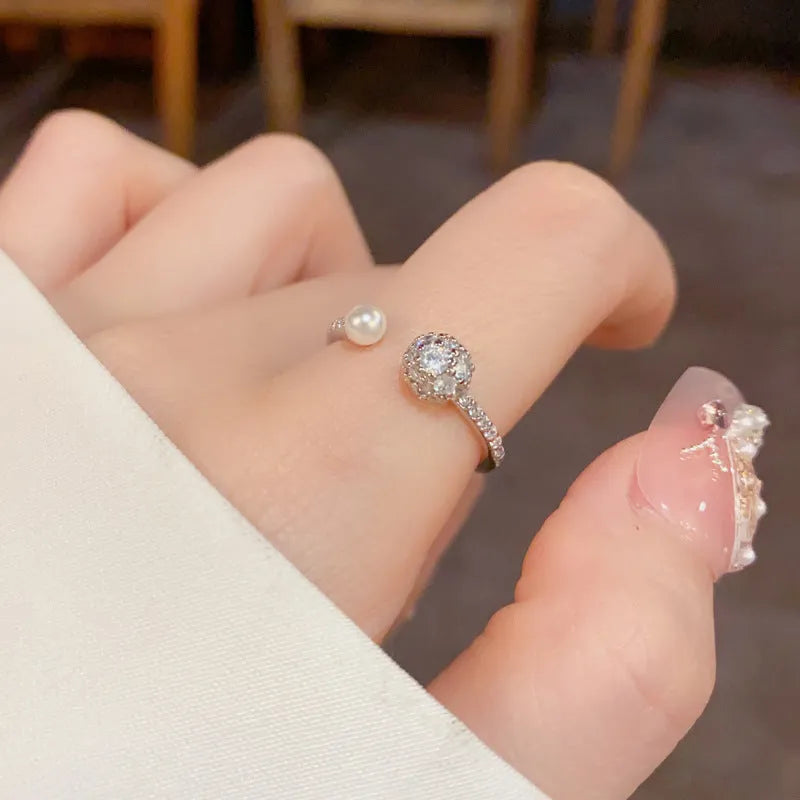 Open-end ring with round zircon stones in gold or silver plating