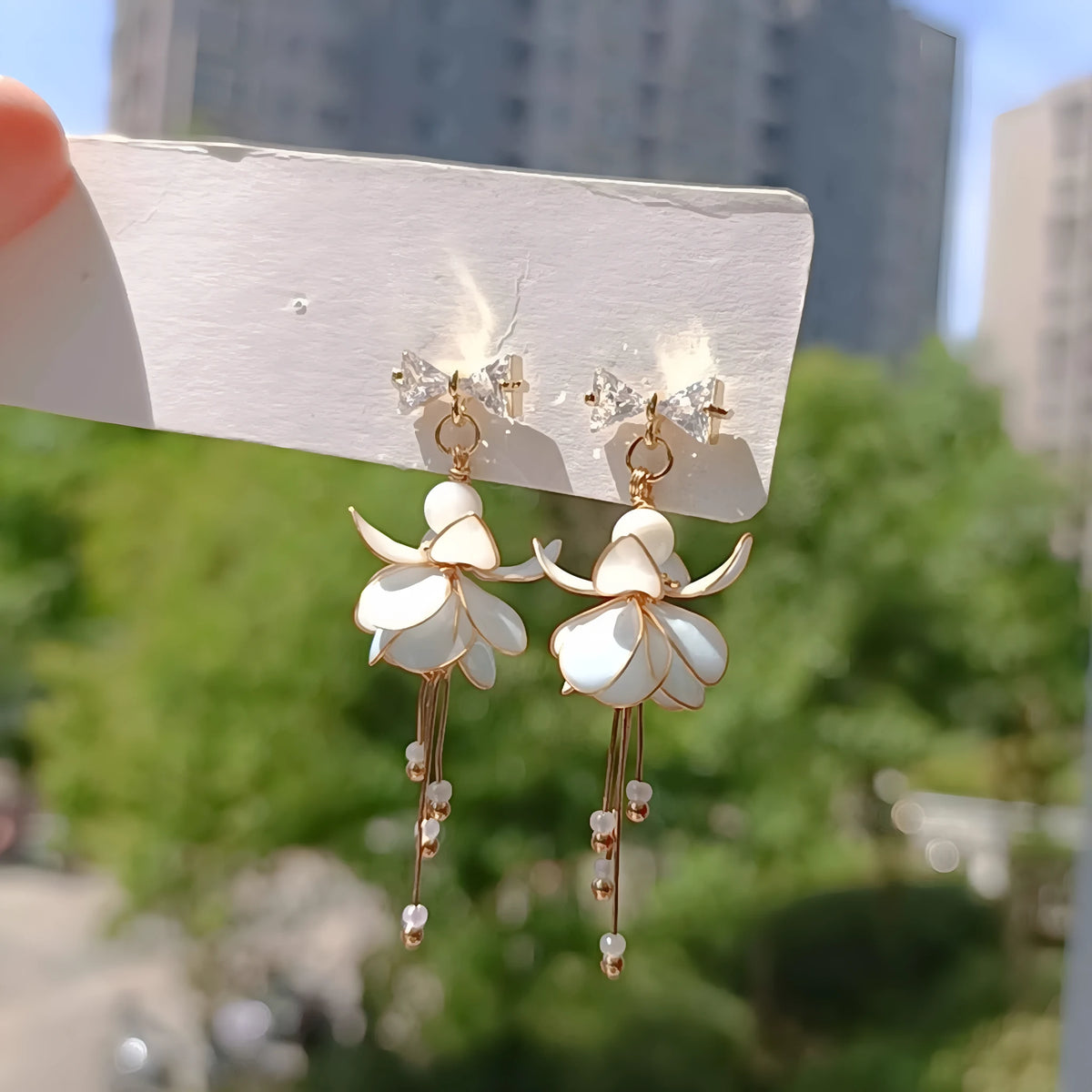 Original flower earrings in copper wire and resin, available in blue, green, pink, and purple, one pair.