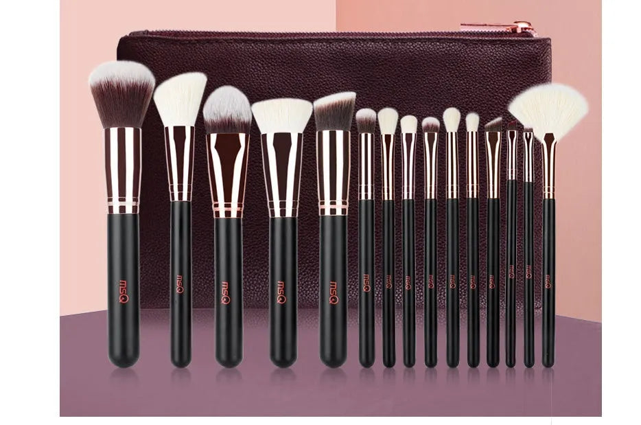 Rose gold makeup brush with wool bristles and wooden handle, 4.5cm gross length, 17.5cm overall length