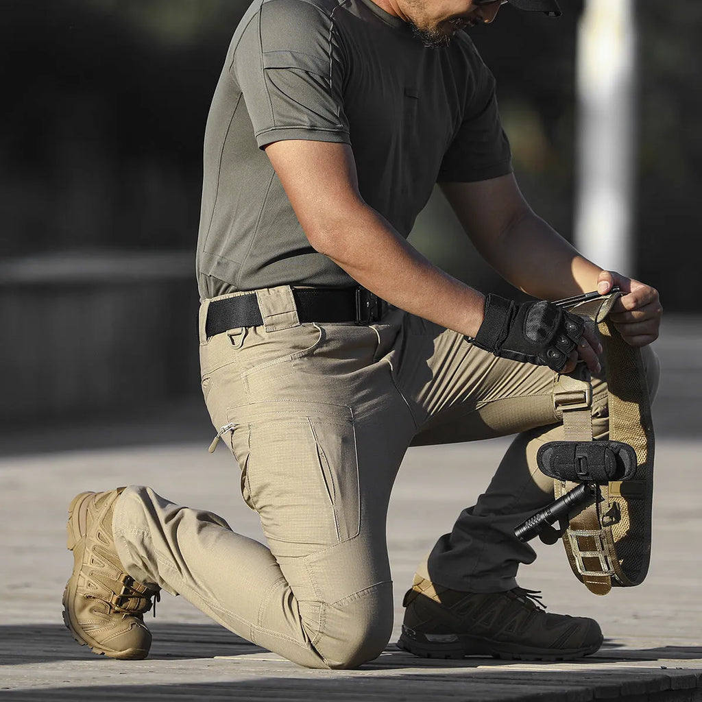 Loose multi-pocket durable men's cargo pants in cotton blend, khaki colour, plain pattern