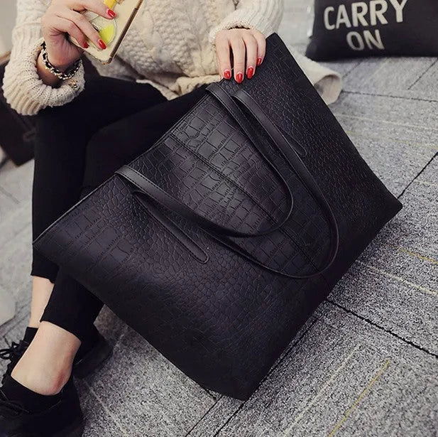 Leather women's shoulder bag with adjustable strap in black and grey colours