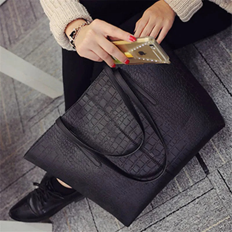 Leather women's shoulder bag with adjustable strap in black and grey colours