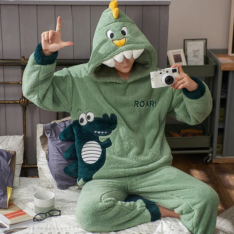Men's plush thickened coral velvet pajama set with round neck and long sleeves in green colour