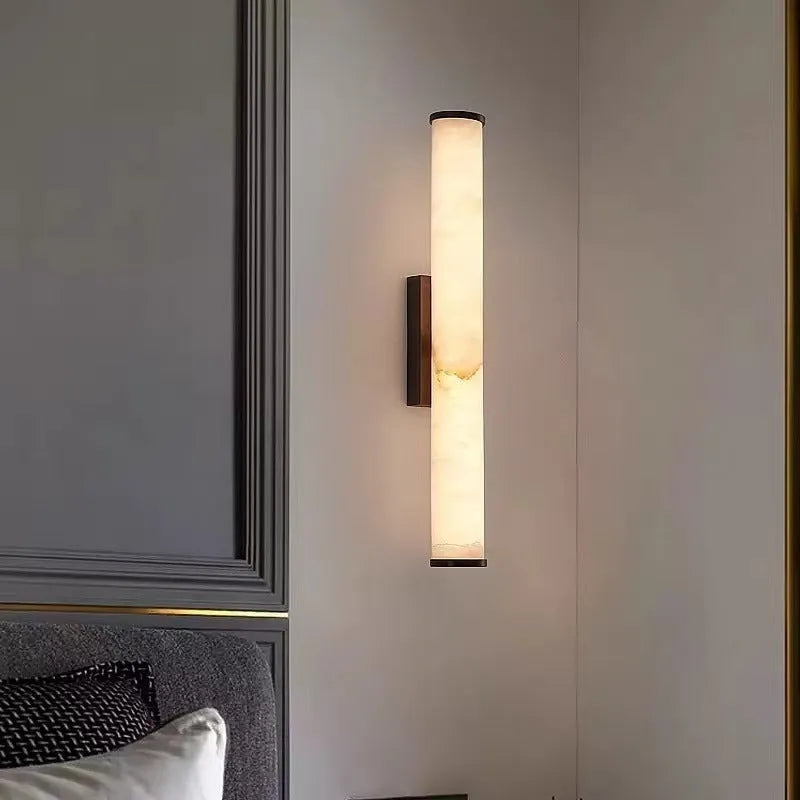 Marble wall lamp with warm light, black finish, 50cm long, mounted on a living room wall