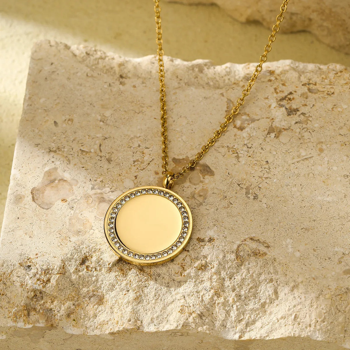 Geometric stainless steel necklace with 18K purity pendant in round shape on regular chain