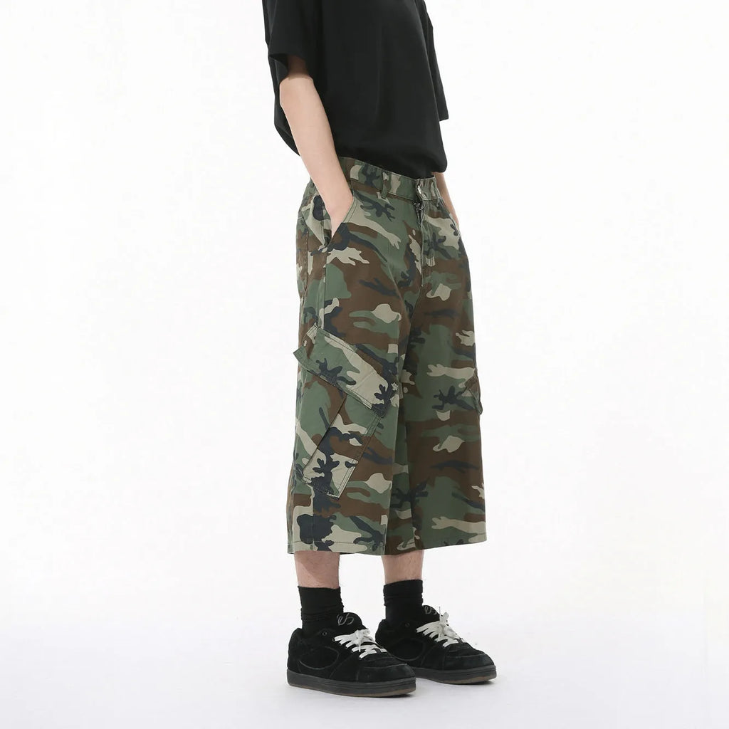 Men's camouflage cotton wide-leg jeans with large side pockets and cropped length