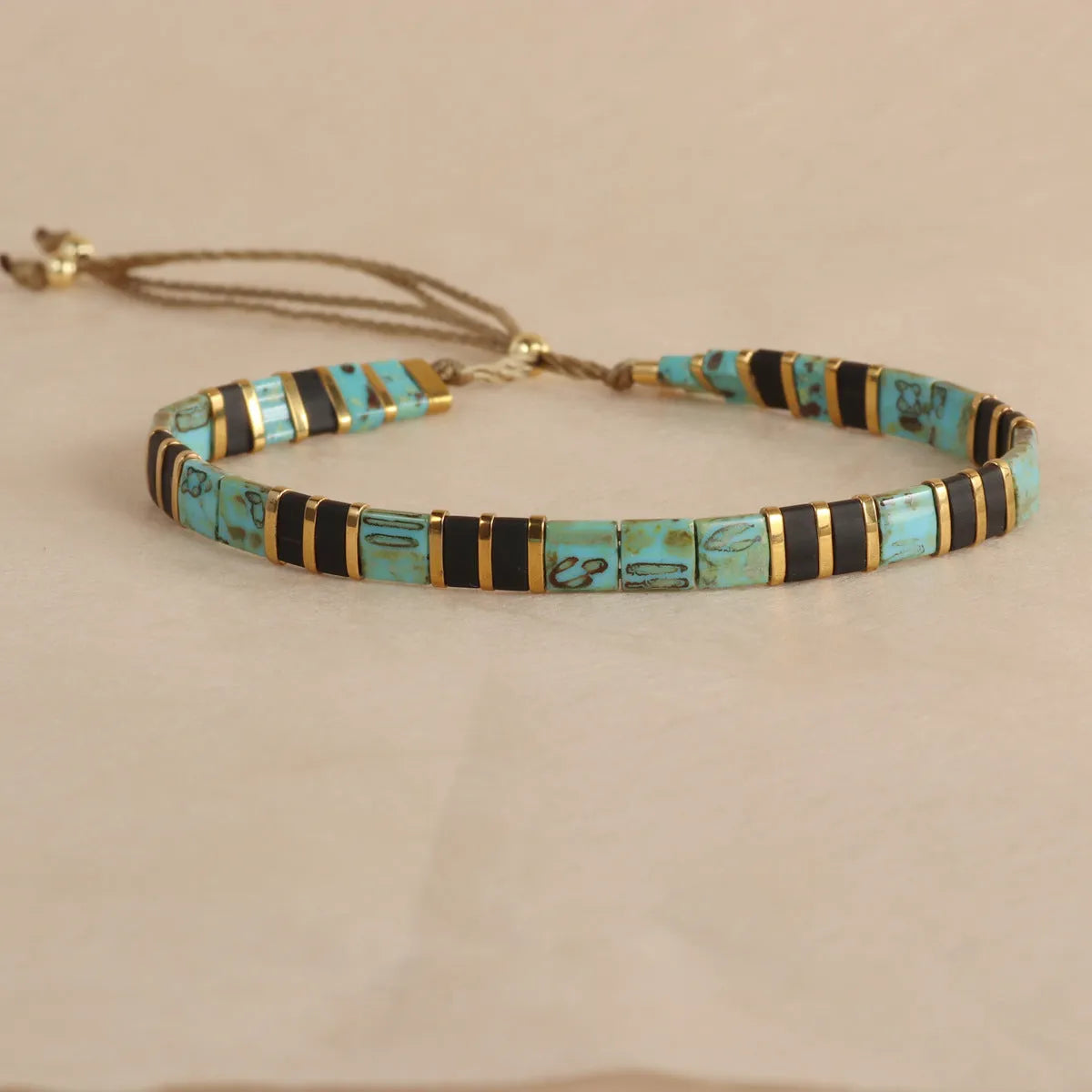 Geometric pull bead bracelet in glass and coloured glaze with round elements
