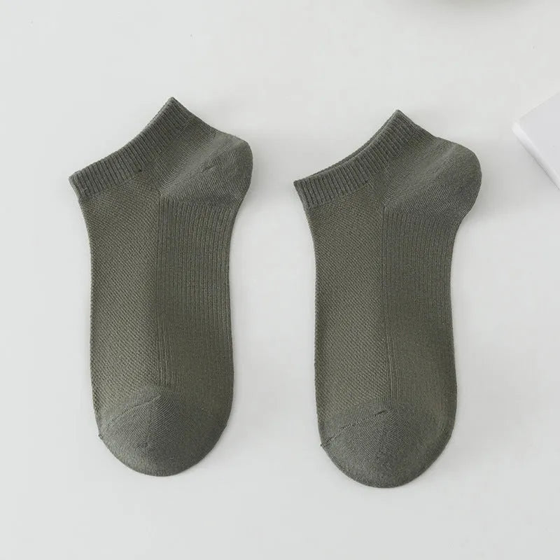 Men's solid colour low-cut boat socks in polyester, shown in multiple colour options.