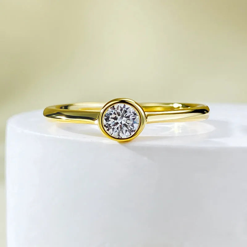 Minimalist silver crown-shaped ring with linear details in gold or platinum finish.