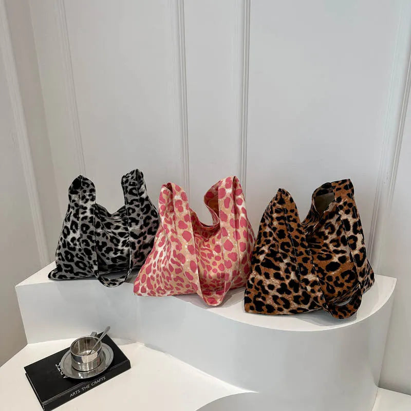 Simple large capacity leopard print shoulder messenger bag in black with single strap