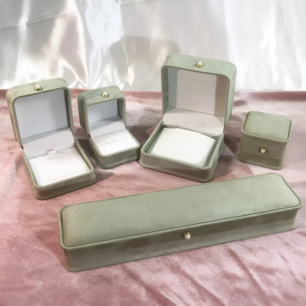 Flannel jewelry box with pearl buckle waist-tight design in light green color