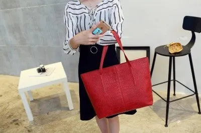 Leather women's shoulder bag with adjustable strap in black and grey colours