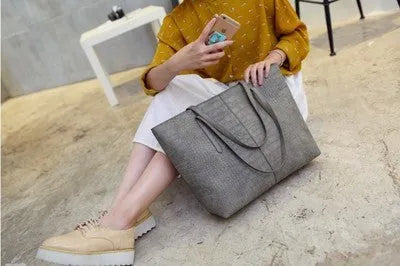 Leather women's shoulder bag with adjustable strap in black and grey colours