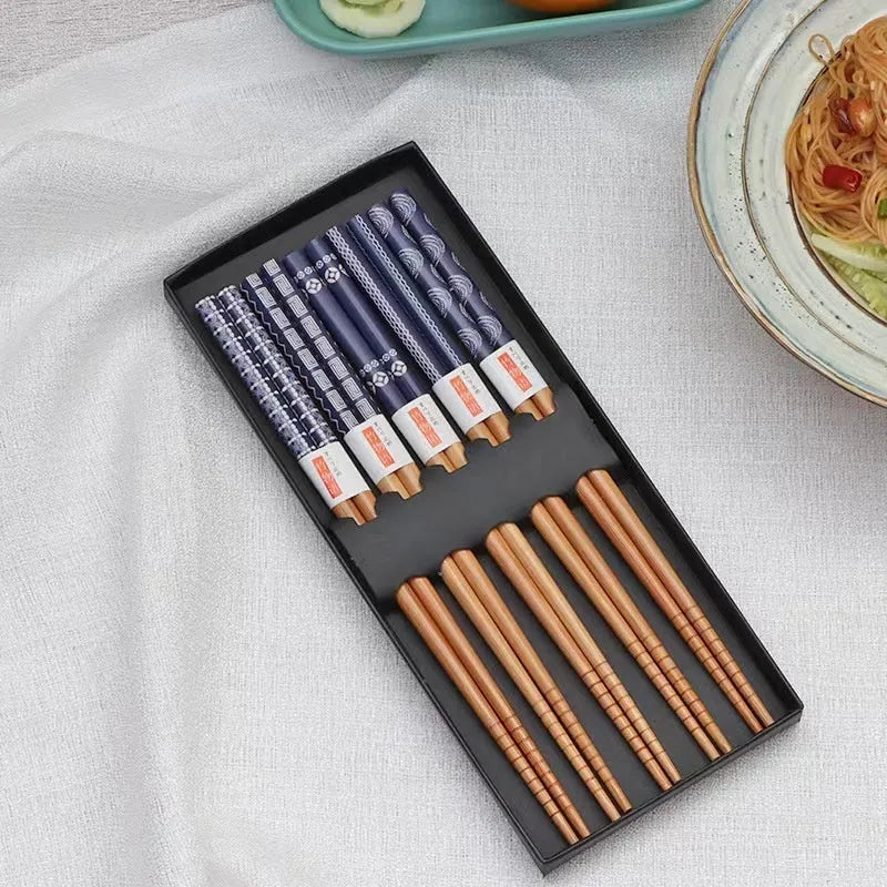 Bamboo chopsticks set with Japanese lucky cat and chi ya blue cartoon patterns, 5 pairs in packaging.