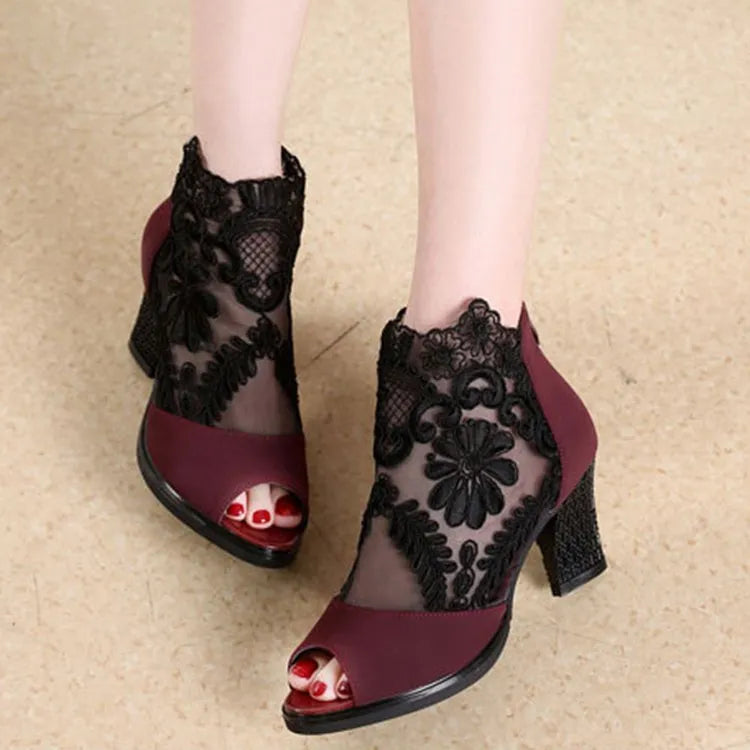 Black lace women's gladiator sandals with square heel and flower detailing