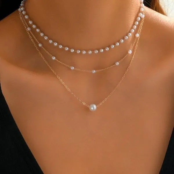 Three-layer pearl chain necklace with imitation pearl leaf, U-shaped and geometric pendants in gold and white K