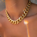 Women's gold chain necklace with 32cm chain and 6cm pendant in electroplated alloy