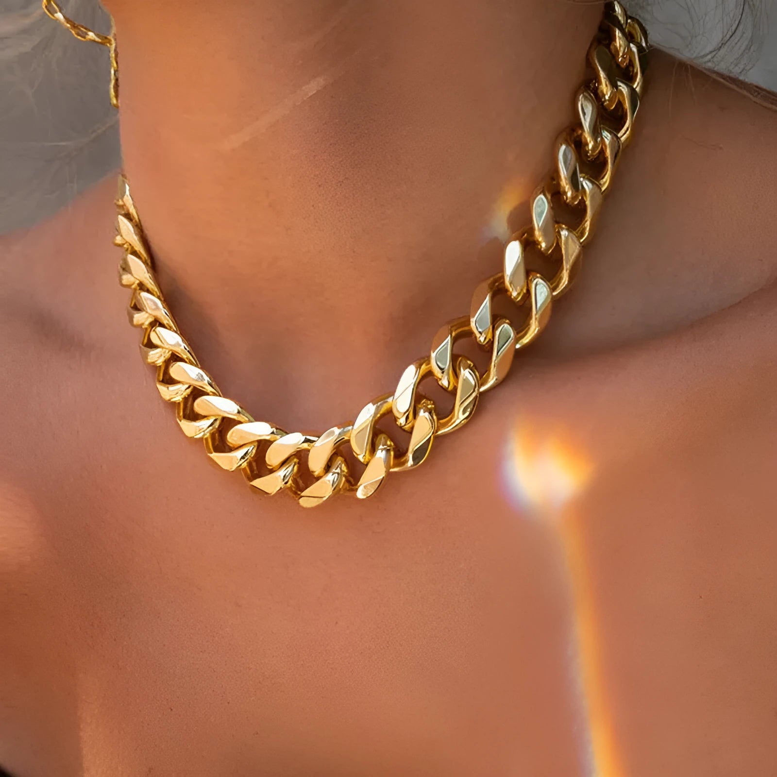 Women's gold chain necklace with 32cm chain and 6cm pendant in electroplated alloy
