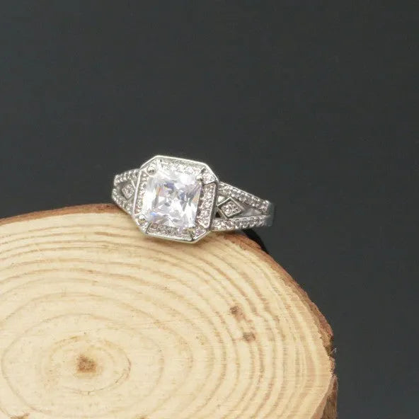 Women's geometric zircon ring with hollow design and quadrilateral centrepiece in platinum colour