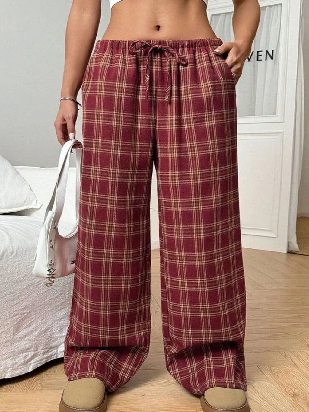 Women's loose plaid trousers with drawstring waist and front pockets in red or blue colours