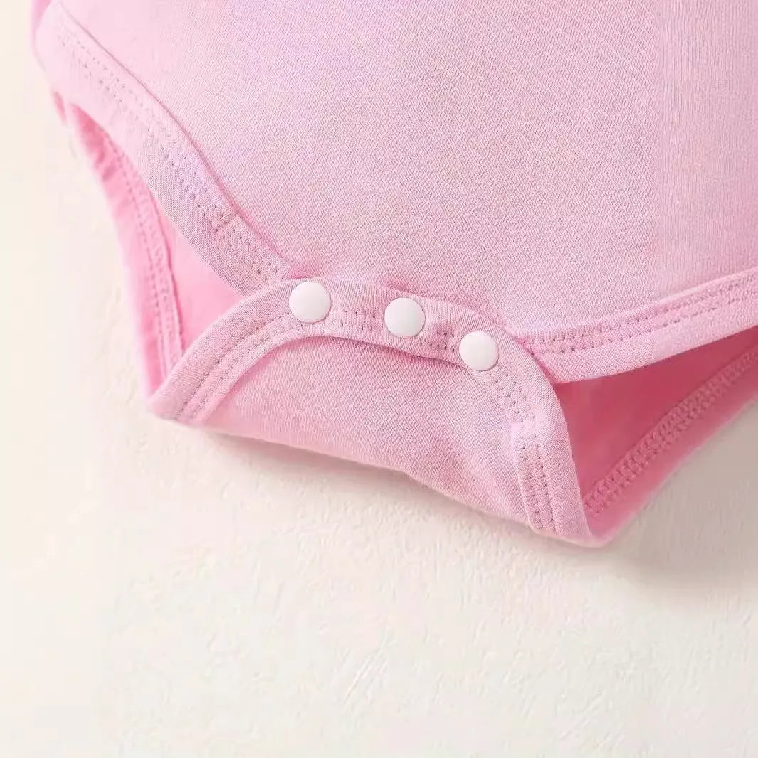Peach baby girl two-piece summer suit with short sleeve shirt, shorts and letter print.