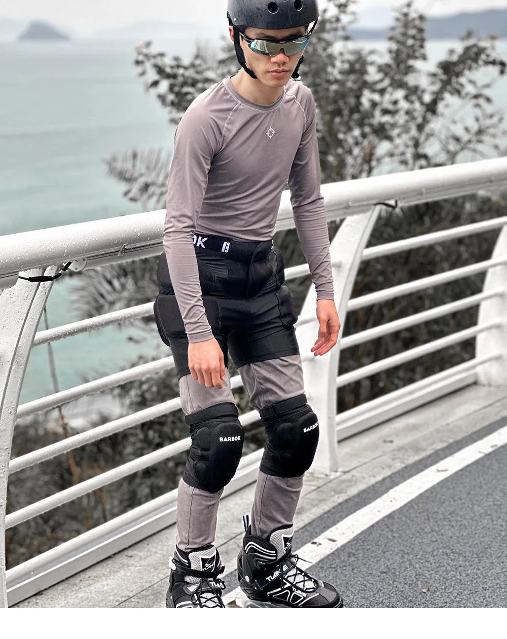 Black roller skating hip pads with removable NBR foam protection for adults