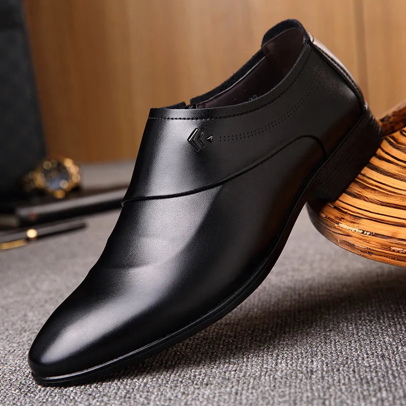 Men's low-top breathable microfiber leather shoes with rubber sole, black colour, car stitching details